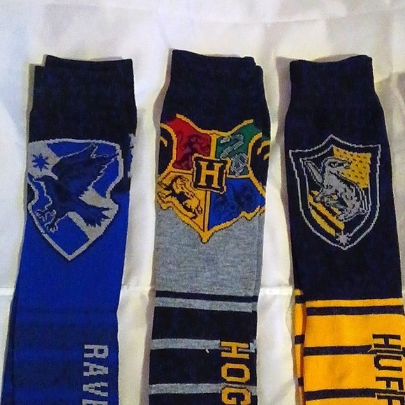 Hogwarts Crew Socks Trio/Gryffindor Tie Set - Picture 2 of 12